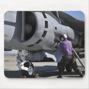 Tapis De Souris Le technicien de carburant d'aviation attache un