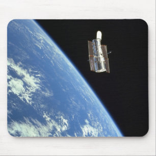 Tapis De Souris Le télescope spatial de Hubble avec une terre