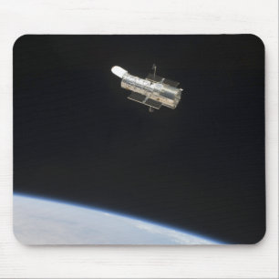 Tapis De Souris Le télescope spatial de Hubble en orbite au-dessu