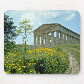 Tapis De Souris Le temple grec, Segesta, Sicile, Italie fleurit