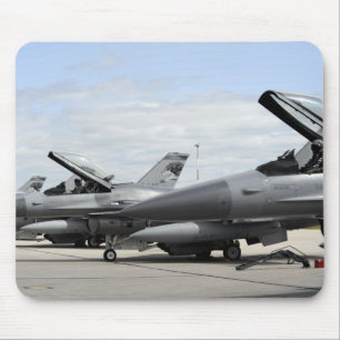 Tapis De Souris Les Falcons F-16 de combat attendent pour lancer