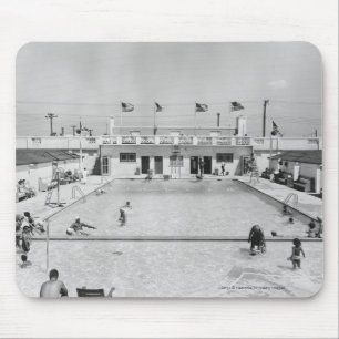 Tapis De Souris Les gens détendant dans la piscine extérieure B&