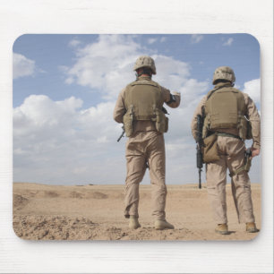 Tapis De Souris Les marines balayent l'horizon pour l'activité
