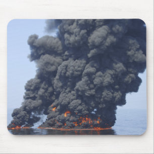 Tapis De Souris Les nuages foncés de la fumée et du feu émergen