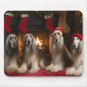 Tapis De Souris Lévrier Afghan près de la cheminée de Noël