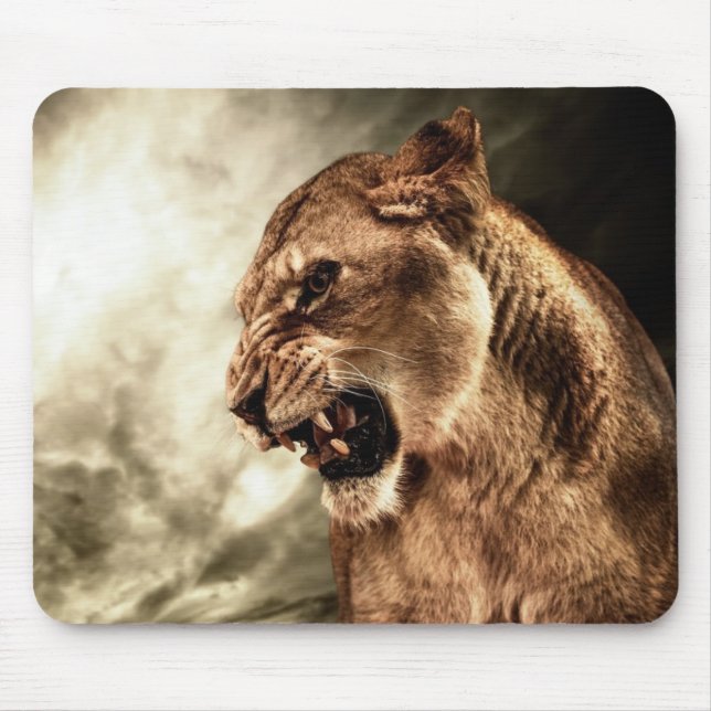 Tapis De Souris Lionne d'hurlement contre le ciel orageux (Devant)