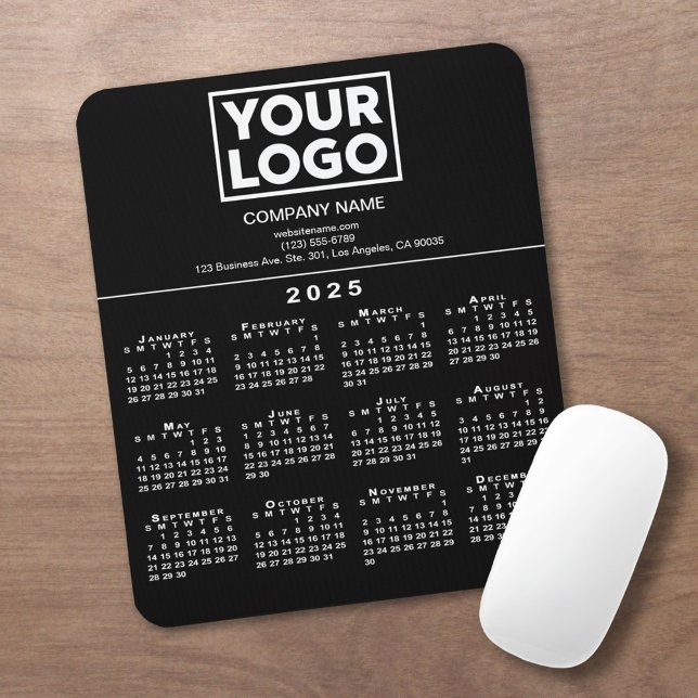 Tapis De Souris Logo de l'entreprise 2025 et texte en noir (2025 Calendar Company Logo and Text on Black Mouse Pad in situ)