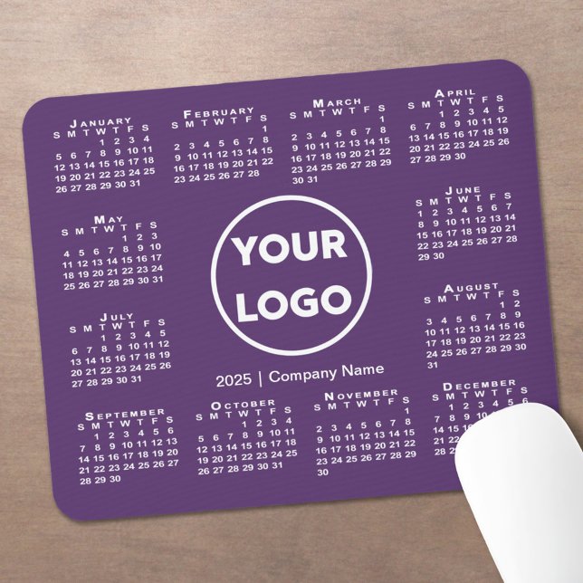 Tapis De Souris Logo simple 2025 Calendrier Business sur Purple (Simple 2025 Calendar Business Logo on Purple Mouse Pad in situ)