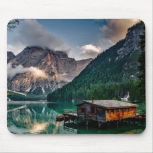 Tapis De Souris Maison en bois au milieu du lac Surplombant les mo