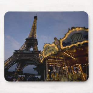 Tapis De Souris Manège près de la Tour Eiffel le soir,