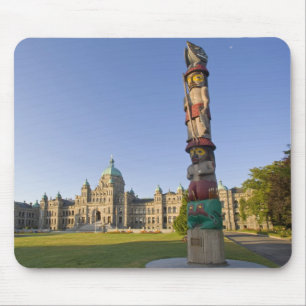 Tapis De Souris Mât totem devant l'édifice du Parlement à