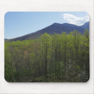 Tapis De Souris Montagnes fumées dans le paysage du printemps