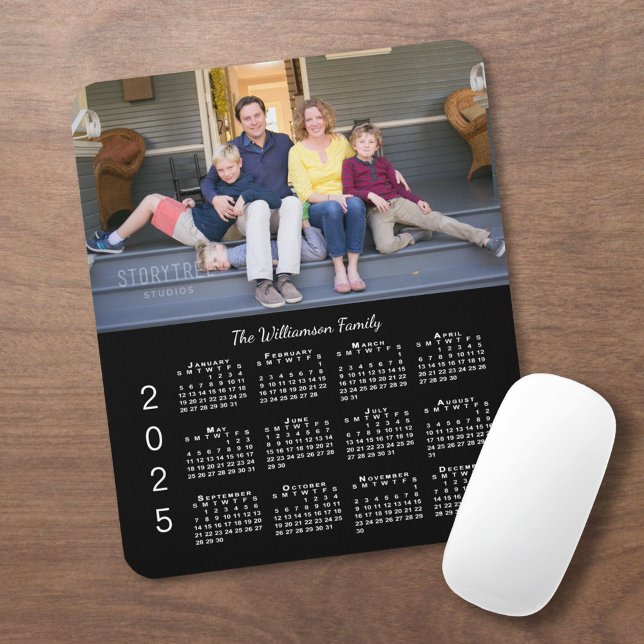 Tapis De Souris Nom photo personnalisé Black 2025 Calendrier (Personalized Photo Name Black 2025 Calendar Mouse Pad in situ)