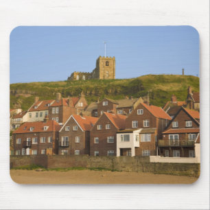 Tapis De Souris Nouveaux logements et église St Margarets, Whitby,