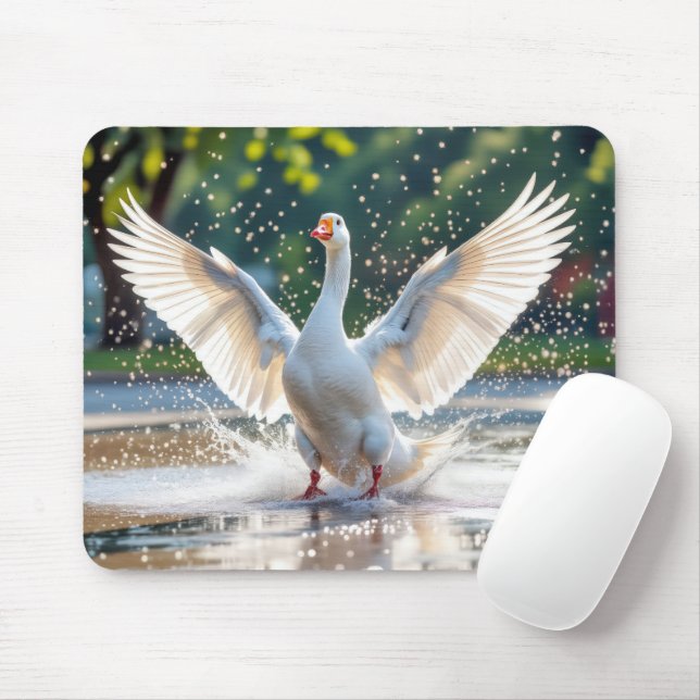 Tapis De Souris Oie blanche dans une aire de jeux d'eau (Avec souris)