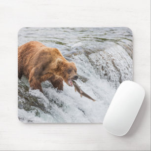 Tapis De Souris Ours brun attrape un saumon rouge