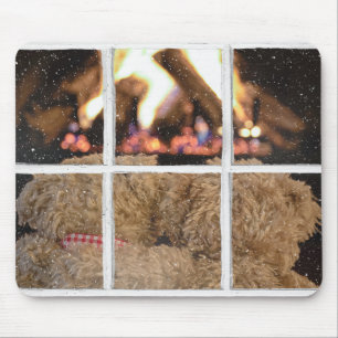 Tapis De Souris ours en peluche près de la cheminée