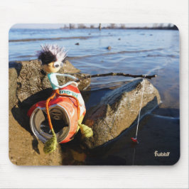 Tapis De Souris Pêcheur Fubby sur une canette en bord d'eau.