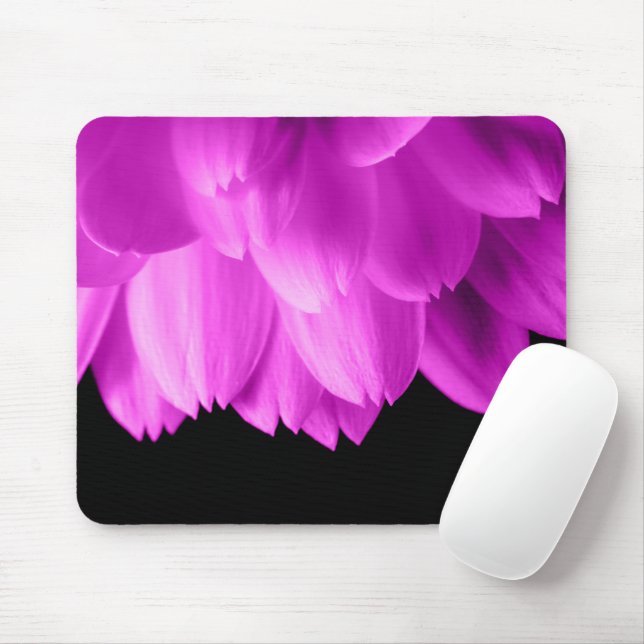 Tapis De Souris Pétales de fleurs roses chaudes sur noir (Avec souris)