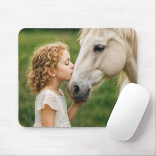 Tapis De Souris Petite Fille Embrassant Son Cheval