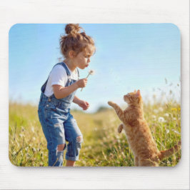 Tapis De Souris Petite fille soufflant des graines de pissenlit