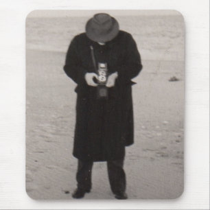 Tapis De Souris Photographe des années 1940 sur la plage