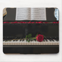 Piano avec rose rouge et pétales de rose