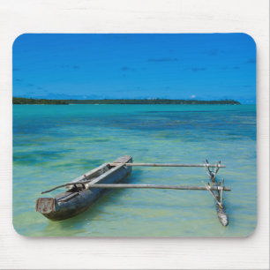 Tapis De Souris Pirogue à balancier dans un océan peu profond