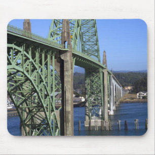Tapis De Souris Pont de la baie de Yaquina qui s'étend sur la bai