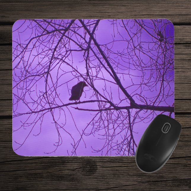 Tapis De Souris Portes de l'arbre du Corbeau noir Ciel violet (Single black crow in barren black trees against purple sky on mousepad.)