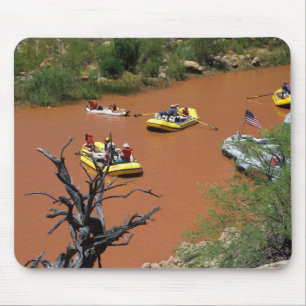 Tapis De Souris Radeaux à rames entrent dans la rivière Colorado