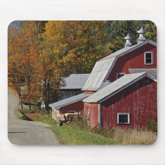 Tapis De Souris Route à côté d'une grange/ferme rurale classique e (Devant)