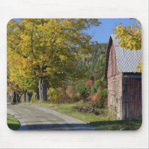 Tapis De Souris Route près de grange/de ferme rurales classiques