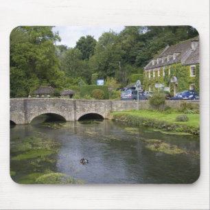 Tapis De Souris Ruisseau à truites dans le village de Bibury,