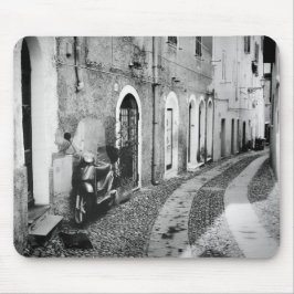 Tapis De Souris Scooter dans une rue en Italie en noir et blanc