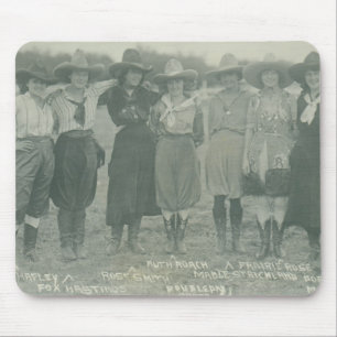 Tapis De Souris Sept cow-girls de rodéo posant pour une