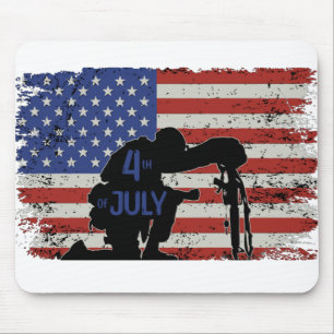 Tapis De Souris Silhouette du soldat à genoux et drapeau américain