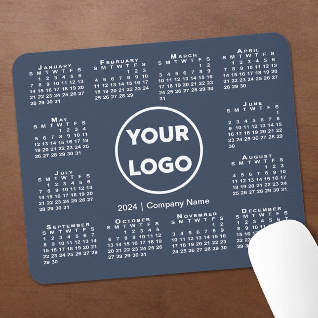 Tapis De Souris Simple 2024 Calendrier Business Logo sur Navy Blue (2024 Calendar Logo Navy Blue Mouse Pad, in situ)