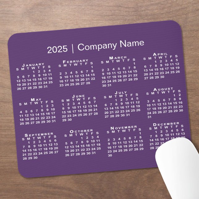 Tapis De Souris Simple 2025 Calendrier Nom de l'entreprise sur Pur (Simple 2025 Calendar Company Name on Purple Mouse Pad in situ)