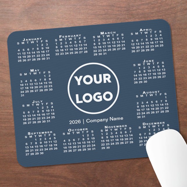 Tapis De Souris Simple 2026 Calendrier Business Logo sur Navy Blue (Simple 2026 Calendar Business Logo on Navy Blue Mouse Pad, in situ)