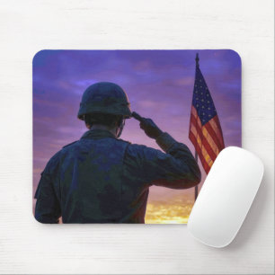 Tapis De Souris Soldat saluant le drapeau américain à l'aube