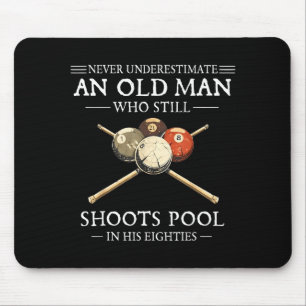 Tapis De Souris Sous-estimer un vieil homme qui joue au billard So