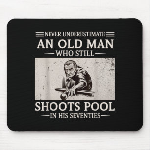 Tapis De Souris Sous-estimer un vieil homme tire au billard dans l