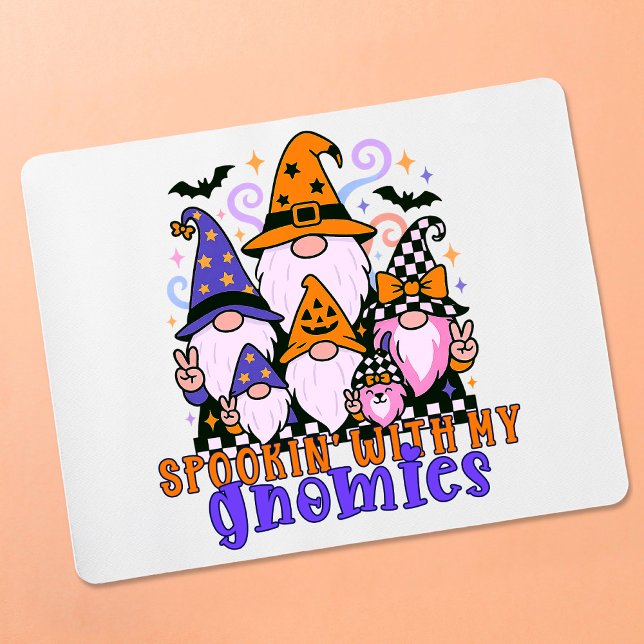 Tapis De Souris Spookin’ Avec Mes Gnomies : Amis Rétro Halloween (Get festive with spookin' with my gnomies — a Halloween friends design full of humor and charm.)