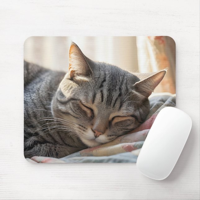 Tapis De Souris Tabby Chat Dormir Sur Une Ancienne Couette (Avec souris)