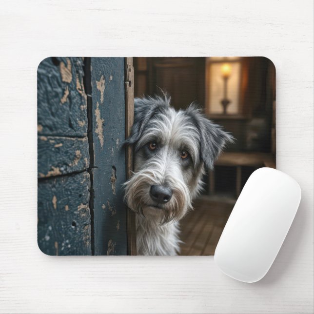 Tapis De Souris Terrier se promenant autour d'une vieille porte (Avec souris)