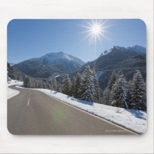 Tapis De Souris Thrugh vide idyllique de route un paysage d'hiver,
