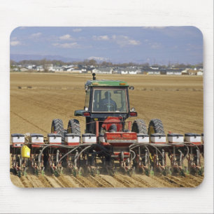 Tapis De Souris Tracteur tirant un planteur de maïs de graine