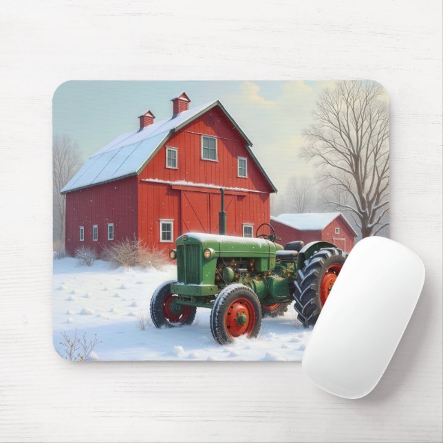 Tapis De Souris Tracteur vert de Noël par une grange rouge (Avec souris)