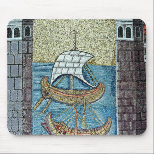 Tapis De Souris Trois bateaux entrant dans le port de Ravenne